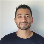 Profesor de inglés , nacido en colombia con una base de inglés Americana. Puedo enseñar un nivel básico e intermedio a pequeños y mayores